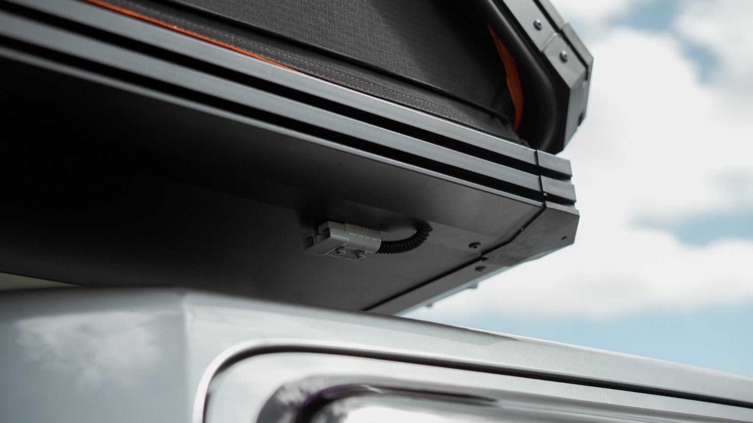 V9 Rooftop Tent + 230W Solar