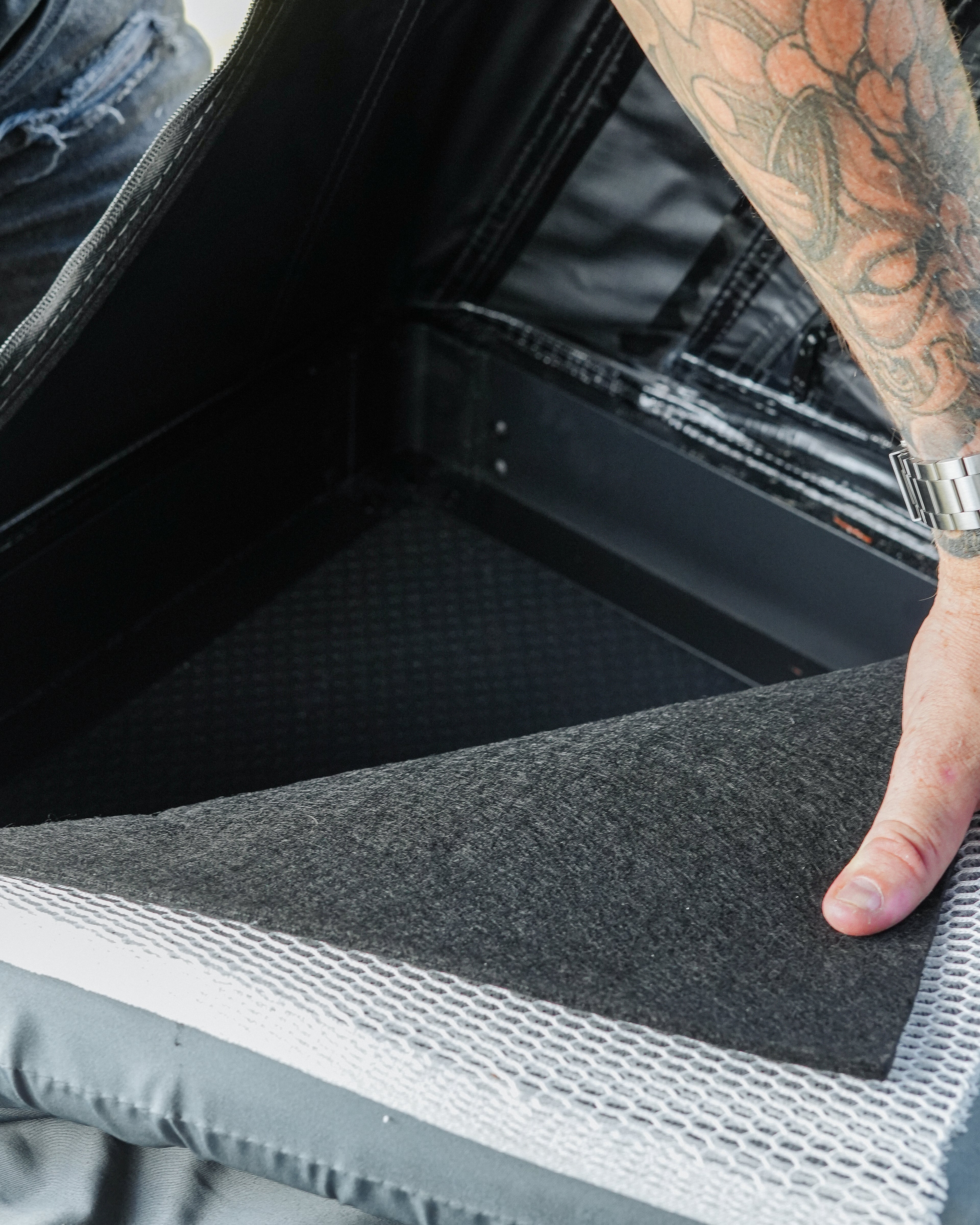 V9 Rooftop Tent + 230W Solar