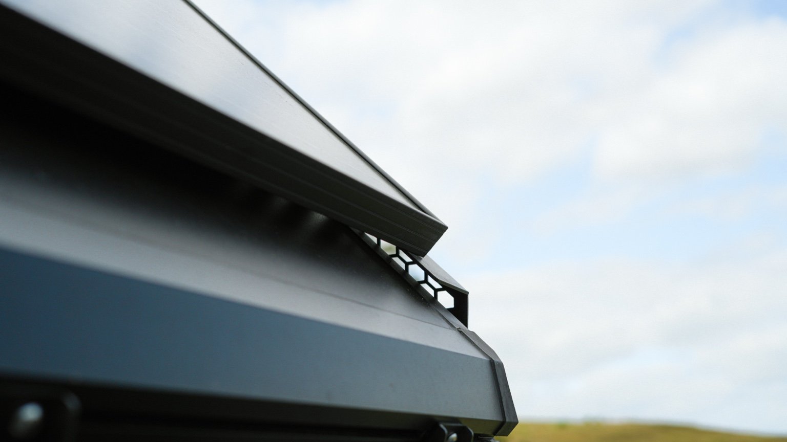 V9 Rooftop Tent + 230W Solar