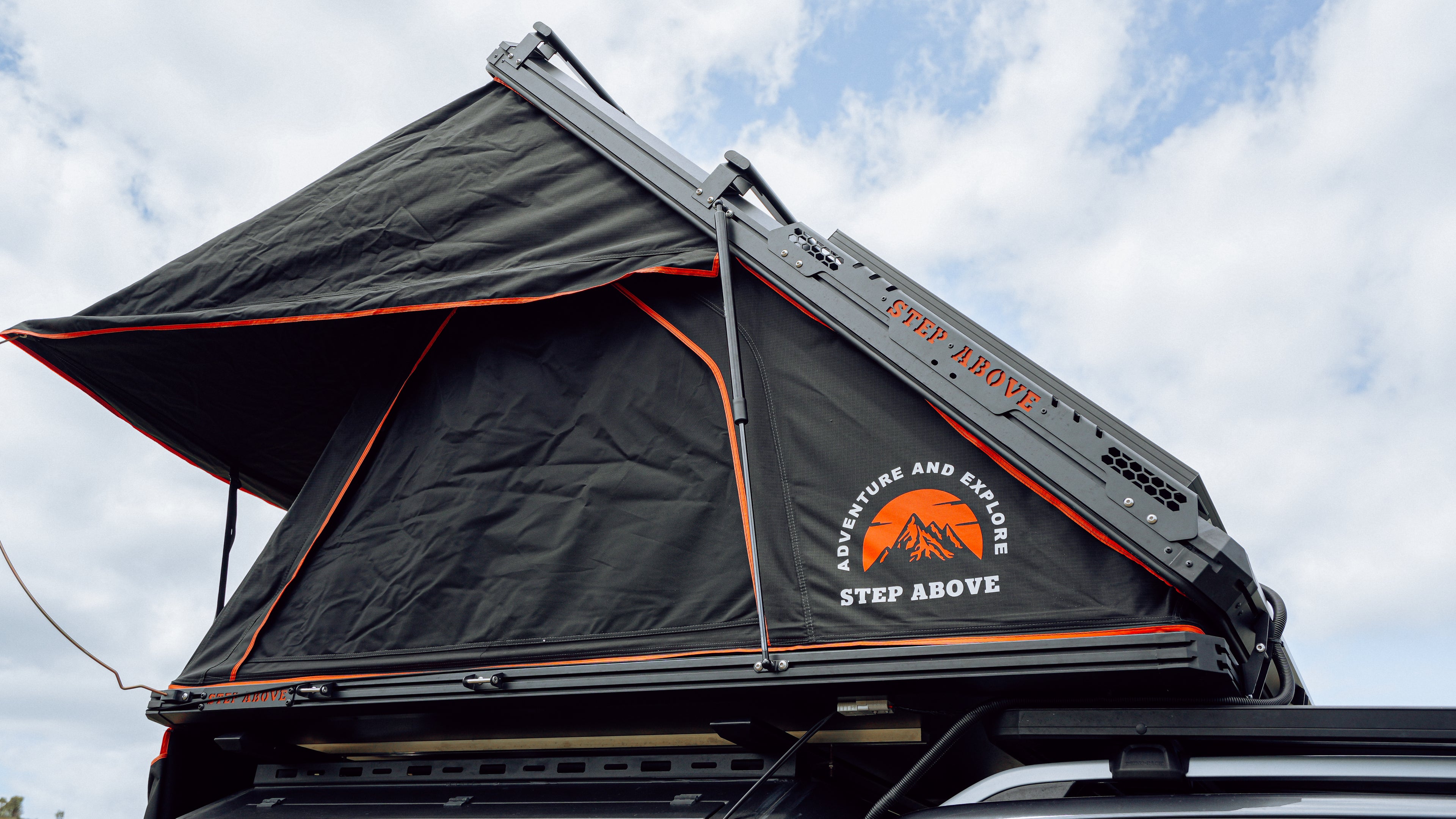 V9 Rooftop Tent + 230W Solar